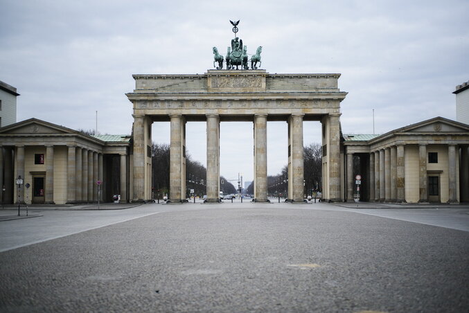 Berlin utcái, így a mindig forgalmas Pariser Platz és a Brandenburgi kapu környéke is teljesen üres (Fotó: AP via Beta)