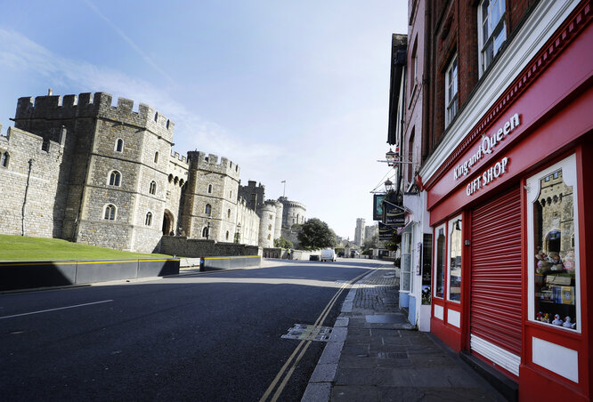 A Windsor Kastély és környéke is teljesen elnéptelenedett. A brit kormány szigorítása értelmében csak azok járhatnak ki, akiknek feltétlenül muszáj (Fotó: AP via Beta)