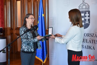 A Magyar Arany Érdemkeresztet Csallóközi Eszter főkonzul asszonytól vehette át (Molnár Edvárd felvétele)