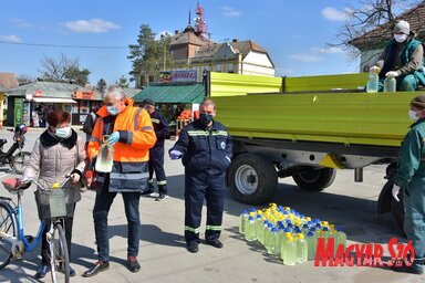 A magyarkanizsai piacon osztják a fertőtlenítőszert