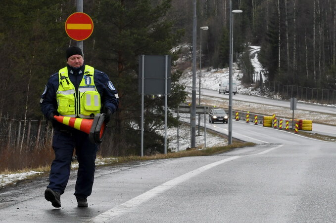 A finn kormány döntése értelmében eltávolítják a főváros körüli útakadályokat. A felvétel tegnap Hyvinkää közelében készült (Fotó: Lehtikuva via AP/Beta)