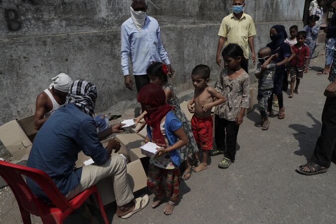 Ételt osztanak a mumbai (India) nyomornegyedben (Fotó: AP via Beta)