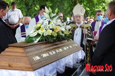 Főtisztelendő Szungyi László koporsóját a megyéspüspök szentelte meg (Góbor Béla felvétele)