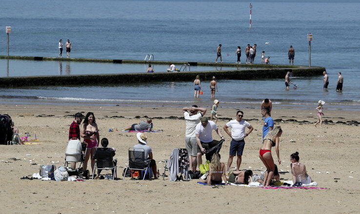 Strandolók a kenti (Nagy-Britannia) Margate homokos partján (Fotó: PA via AP/Beta)