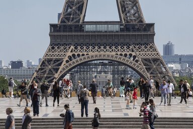 A szép idő sokakat csalogatott ki az Eiffel-torony előtti Trocadero térre (Fotó: AP via Beta)