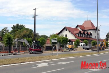 Az elmúlt napokban a főút egyik sávját zárták le a forgalom elől (Fotó: Benedek Miklós)