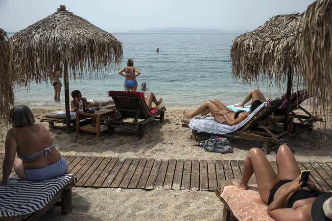 Az Athénhoz közeli Alimosz strandon már javában tart az idény, igaz külföldi turisták még csak mutatóban vannak (Fotó: AP via Beta)