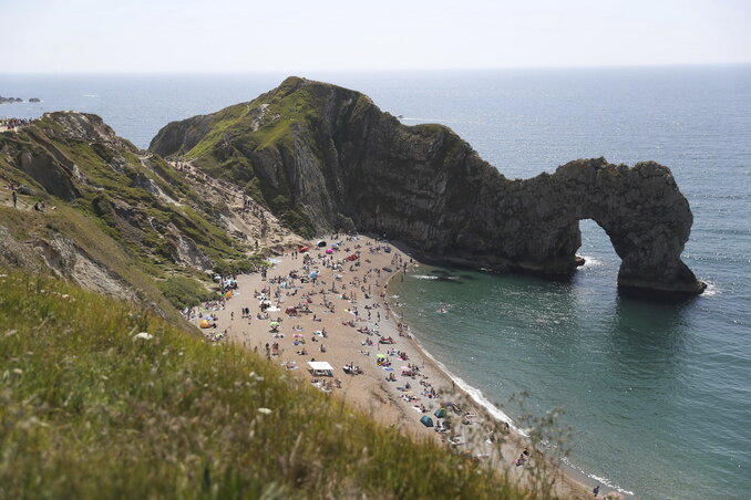 Aki teheti, a szép időt a víz mellett élvezi. A felvétel a Lulworth-i (Dorset megye) Durdle Door strandon készült (Fotó: PA via AP/Beta)