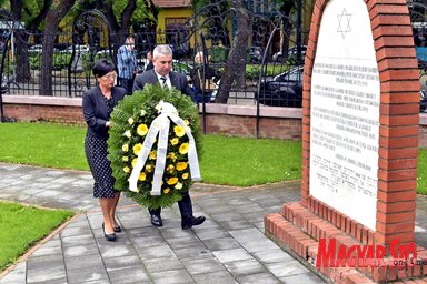 Szabadka város képviseletében Bogdan Laban és Jasmina Stevanović, a Társadalmi Tevékenységek Titkárságának titkára koszorúzott (Gergely Árpád felvétele)