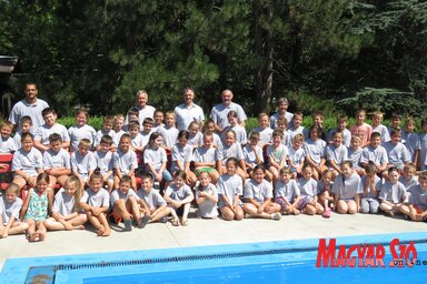 Az úszóiskolában részt vevő diákok a tanáraikkal és Búcsú Attilával (Csincsik Zsolt felvétele)