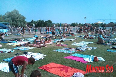 Forró napokon lehetetlenség a fürdő területén tartani a szociális távolságot (Góbor Béla felvétele)