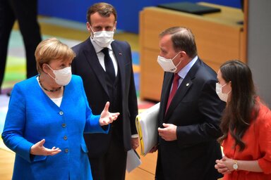 Angela Merkel és Emmanuel Macron a svéd és a finn miniszterelnökkel beszélgetnek a csúcstalálkozó szünetében (Fotó: Beta/AP)