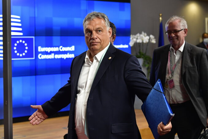 Orbán Viktor a maratoni hosszúságú tárgyalások egyik szünetében (Fotó: Beta/AP)