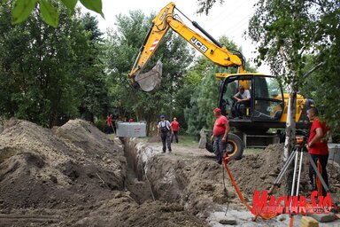 Megkezdődött  a  szennyvízvezeték  lefektetése  a  Széles  utcában  –  a  szennyvízhálózat fővezetékének teljes hossza 11 kilométer lesz, s a megvalósítás teljes költsége meghaladja a 700 millió dinárt (Lakatos János felvétele)