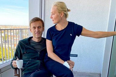 Alekszej Navalnij, és felesége, Júlia a berlini kórház erkélyén, 2020. szeptember 21-én (Forrás: Instagram/@Alekszej Navalnij via AP)