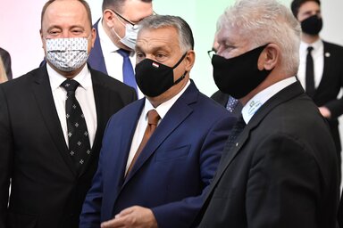 Orbán Viktor (középen) az iskolaavató ünnepségen (Fotó: MTI)