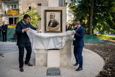 Potápi Árpád János államtitkár, a térség fideszes országgyűlési képviselője és Pintér Szilárd, Dombóvár polgármestere leleplezi a gróf Apponyi Albertet ábrázoló alkotást (Fotó: MTI)