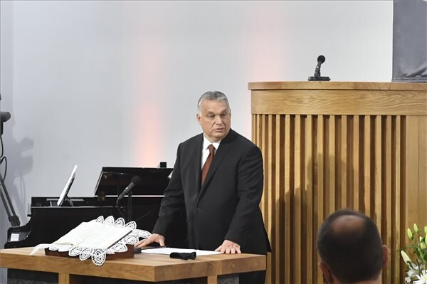 Orbán Viktor beszédet mond hálaadó istentiszteleten a csömöri református templomban (Fotó: MTI)