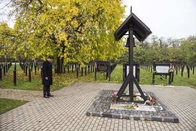 A nemzeti gyásznap alkalmából Áder János köztársasági elnök lerója tiszteletét a Rákoskeresztúri új köztemető 298-as parcellájánál (Fotó: MTI)