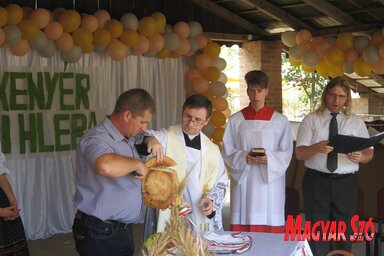 Az új kenyeret Baráth Gábor lelkész szentelte meg, és a helyi közösség tanácsának elnöke, Fekecs József szegte meg (Kiss Zoltán felvétele)