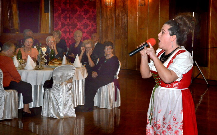 Ha már csárdásbál, akkor az előadó-művésznőnek magyaros ruhában illik fellépni: Bordás Cecília, aki magyar nótákat énekelt (Fotó: Lennert Géza)
