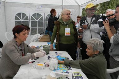 A megelőzésben nagyon fontos szerepet játszik a rendszeres vércukorszintmérés (Feró:  Fehér Rózsa)