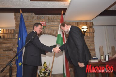Dr. Babity János főkonzul átadja a magyar állami kitüntetést (Fotó: Gergely Árpád)
