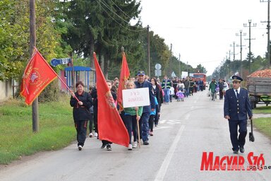 Tűzoltó-felvonulás Gunaras főutcáján (Lakatos János felvétele)