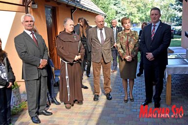 Nagy Miklós, Harmath Károly, Korinek László, Herczegh Anita és Győrffy Balázs a hajdújárási Lurkóház udvarán