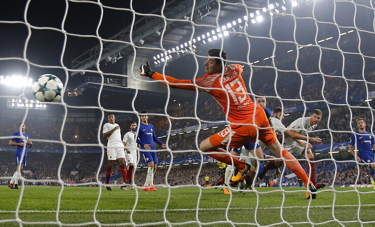 Edin Džeko a második gólját szerzi a Stamford Bridge-en (Fotó: Beta/AP)