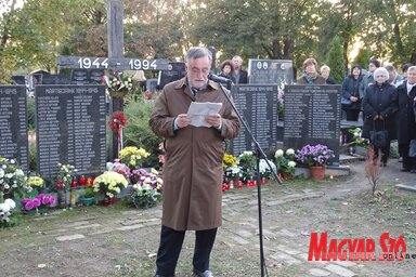 Guszton András megemlékező beszédét mondja a tömegsírnál (Góbor Béla felvétele)