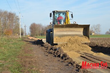 Egy tanyacsoport megközelíthetőségén javít majd a szilárdabb útburkolat (Lakatos János felvétele)