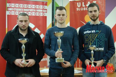 (Balról jobbra) A három legjobb egyetemista sakkozó: Sebastian Kotrla (2.), Ivan Adamov (1.) és Stefan Kostić (3.)