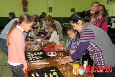 A gyerekek közösen sütötték a mézeskalácsot a felnőttekkel (Csincsik Zsolt felvétele)