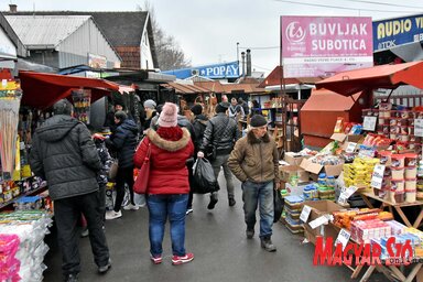 Széles választék a bolhapiacon (Fotó: Gergely Árpád)