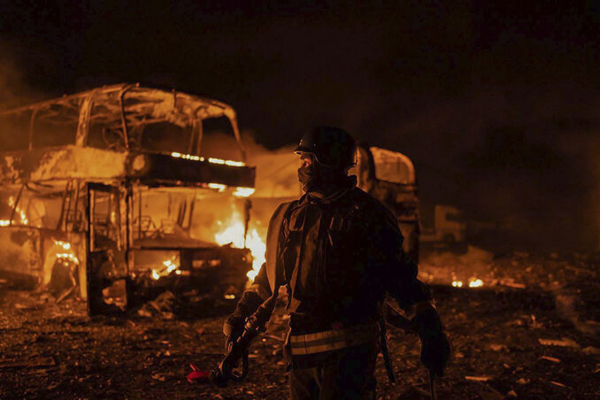 A Kijevre hullott rakéták (vagy annak darabjai) több tüzet okoztak (Fotó: AP/Beta)