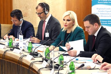 Andrea Orizio, az EBESZ szerbiai misszióvezetője, Sem Fabrizi, az EU itteni misszióvezetője, Zorana Mihajlović és Branko Ružić a tegnapi belgrádi konferencián (Fotó: Beta)