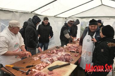 A böllérek és a hentes tanulók a hús feldolgozása közben (Herceg Elizabetta felvétele)