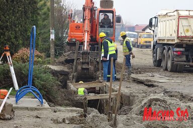 A polgárok szeretik tudni, mire költi az önkormányzat pénzüket. Képünkön csatornáznak az Ivo Lola Ribar utcában (Fotó: Góbor Béla)