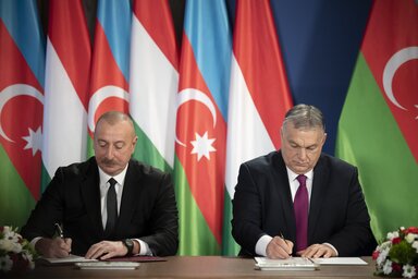 Ilham Aliyev ás Orbán Viktor aláírja a kiemelt partnerségi nyilatkozatot (Fotó: MTI/MIniszterelnöki Sajtóiroda)