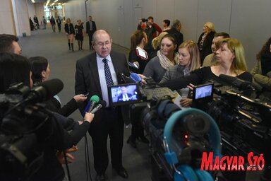 Pásztor István nyilatkozik a sajtónak az újvidéki Master Központban (Ótos András felvétele)