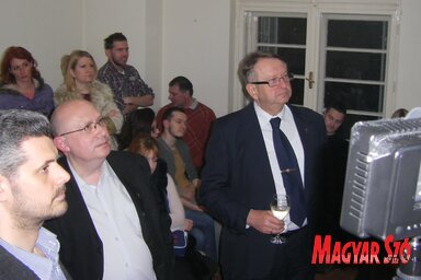 Butás Béla, Nebojša Marjanović és Kern Imre a VMSZ belgrádi irodájában a választási eredményt kíséri figyelemmel (Miklós Hajnalaka felvétele)