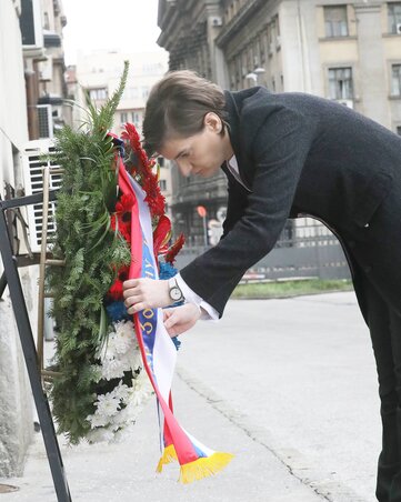 Ana Brnabić a kormány épületének udvarában levő Đinđić-emléktáblára helyezte el az emlékezés virágait (Fotó: Beta)