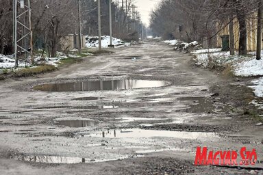 A Sutjeska utcában nagy esőzések alkalmával gondok adódnak a közlekedésben (Fotó: Gergely Árpád)