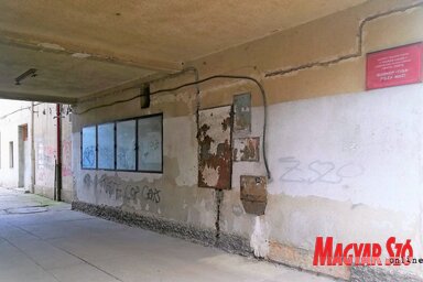 A Tisza mozira egyedül az egykori moziterem falán elhelyezett tábla és a plakátvitrinek emlékeztetnek (Horvát Zsolt felvétele)