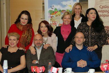 A szereplők egy csoportja: (állnak) Višnja Popov, Jelena Končar, Pamela Kiš Ignjatović, Vesna Aćimović és Marina Pavlović Barač, valamint (ülnek) Verica Pejić, Nebojša Babić és Saša Štulić