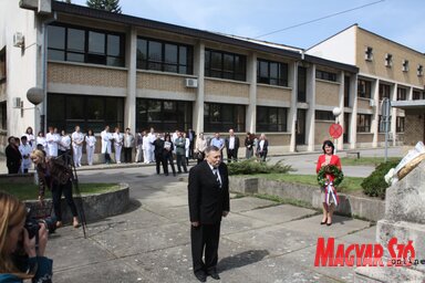 Dr. Lestár Kálóczi Dóra igazgatónő és Kislinder Gábor községi elnök megkoszorúzzák dr. Hadzsy János szobrát (Kazinczy Paszterkó Diana felvétele)