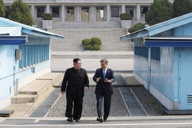 Kim Dzsongun észak-koreai vezető és Mun Dzse In dél-koreai elnök beszélget a két Koreát elválasztó panmindzsoni demilitarizált övezetben, Fotó: MTI/AP/Korea-közi csúcs sajtószolgálata/pool