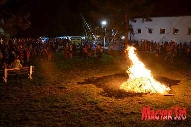 Tábortűz a nyári színpadnál (Lakatos János felvétele)