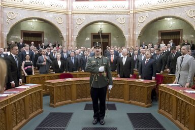 A képviselők – Hadházy Ákos kivételével – leteszik az esküt (Fotó: MTI)